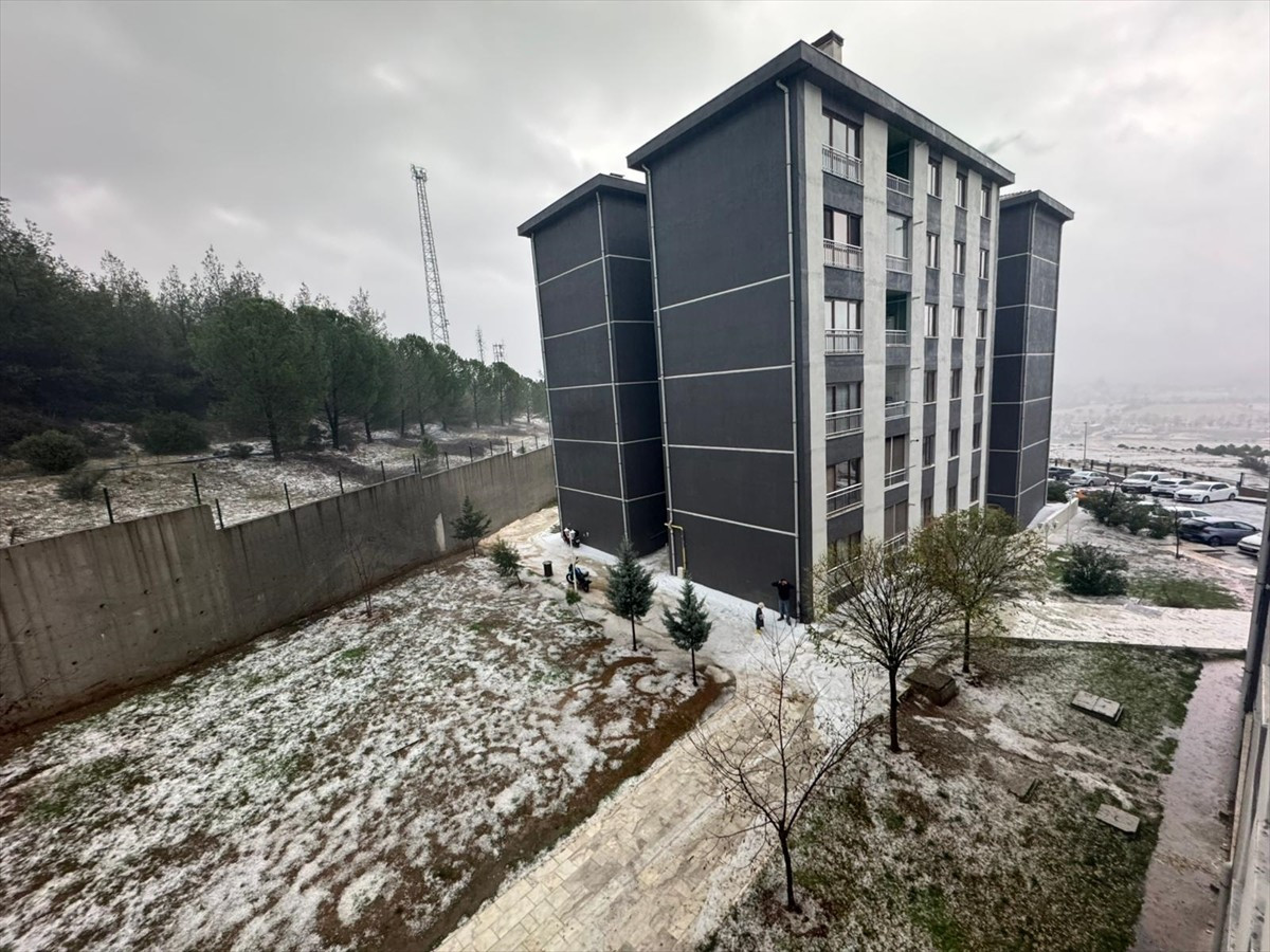 Muğla'da sağanak, dolu ve fırtına günlük yaşamı olumsuz etkiledi. Bazı bölgeler kuvvetli dolu...