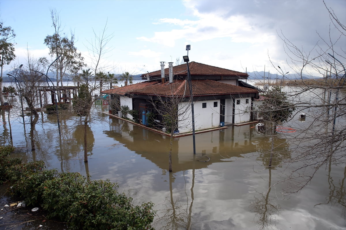 Muğla'da yaklaşık bir haftadır etkili olan sağanakların ardından Köyceğiz Gölü ve Dalyan...
