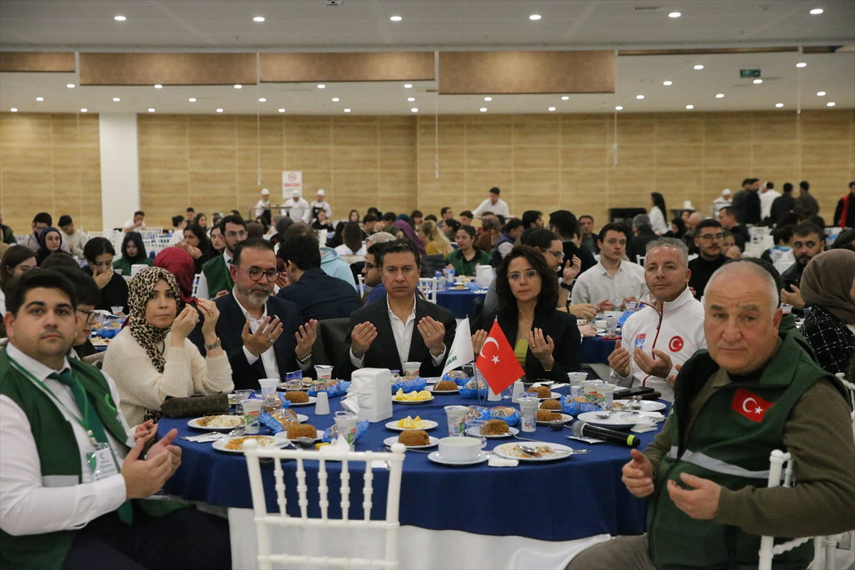 Muğla'da Yeşilay gönüllüleri, düzenlenen iftar programında bir araya geldi. Türkiye Yeşilay...