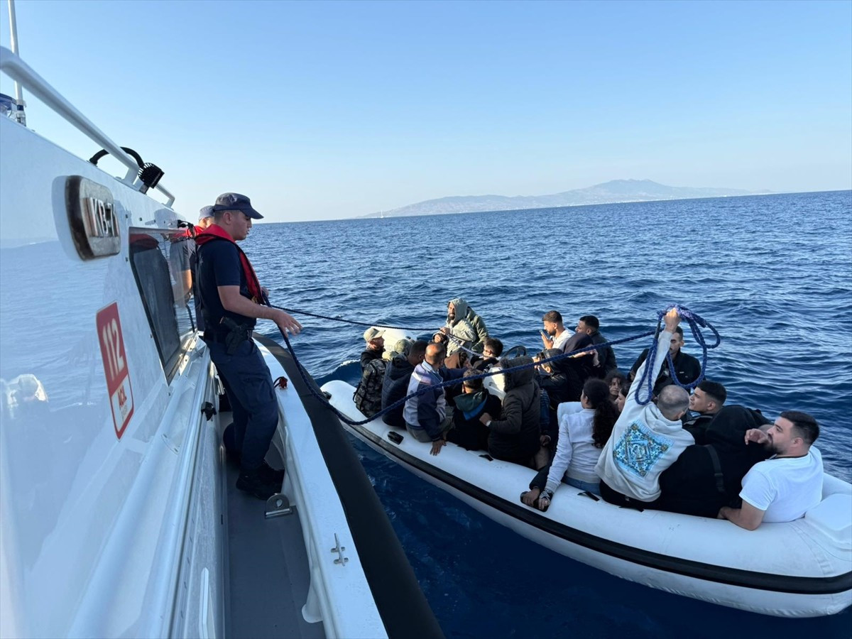 Muğla'nın Bodrum ilçesi açıklarında 24 düzensiz göçmen yakalandı.