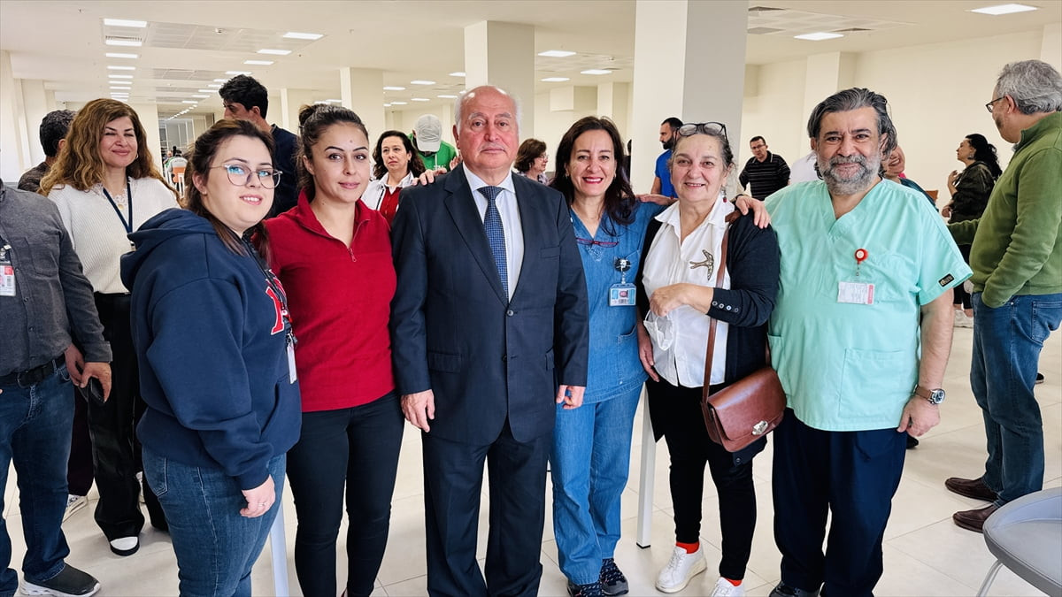 Muğla'nın Bodrum ilçesinde 34 yıl boyunca hizmet verdiği hastaneden ayrılan doktor Metin Özer (sol...