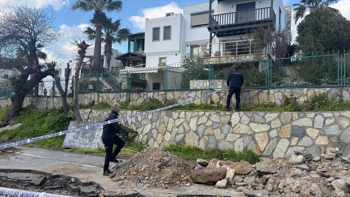 Muğla'nın Bodrum ilçesinde altyapı çalışması sırasında lahit bulundu. Muğla Büyükşehir Belediyesi...