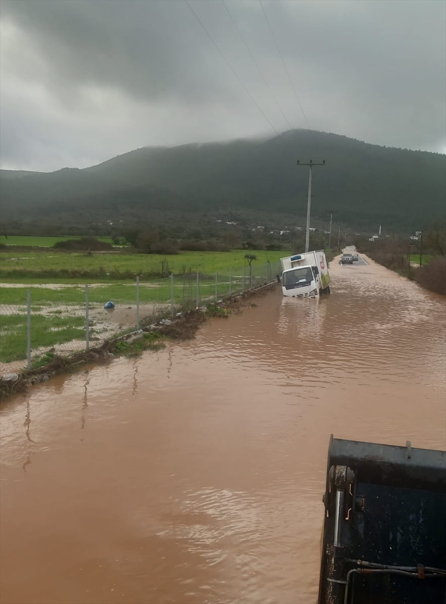 Muğla'nın Bodrum ilçesinde etkili olan sağanak nedeniyle bir evi su bastı, bir kamyonet su...