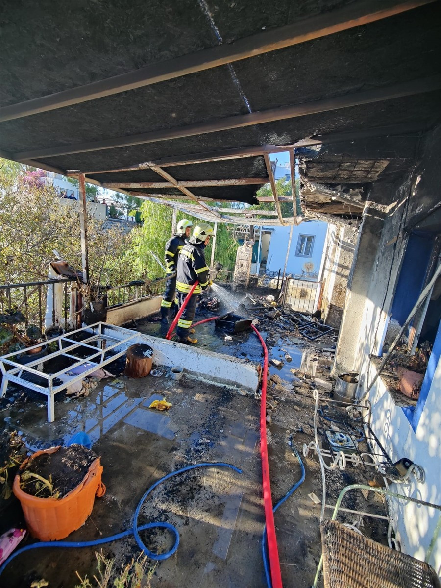 Muğla'nın Bodrum ilçesinde evde çıkan yangın söndürüldü. Soğutma çalışmasının yapıldığı yangında...