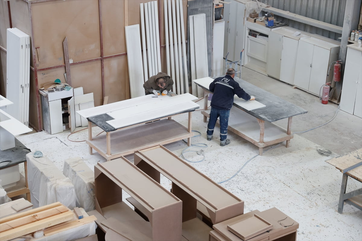 Muğla'nın Bodrum ilçesinde faaliyet gösteren tersane ve atölyelerde lüks yat ve tekne imalatı, kış...