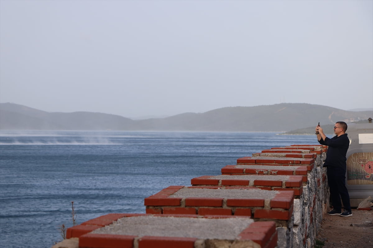 Muğla'nın Bodrum ilçesinde fırtına günlük yaşamı olumsuz etkiledi. İlçede gece yarısından itibaren...