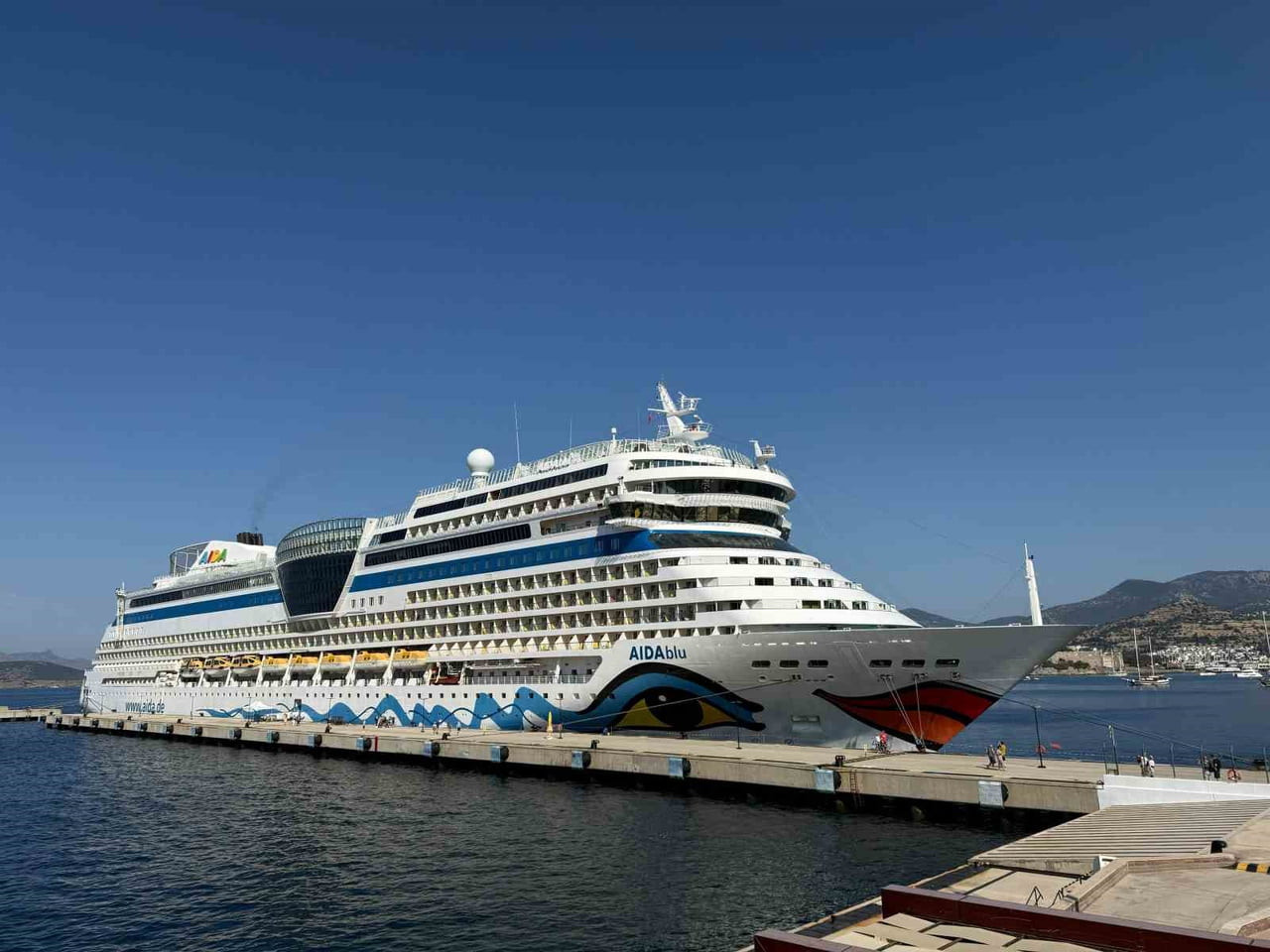 MUĞLA'NIN BODRUM İLÇESİNDE GELEN AİDABLUE İSİMLİ YOLCU GEMİSİ, TOPLAM 2 BİN 377 YOLCU...