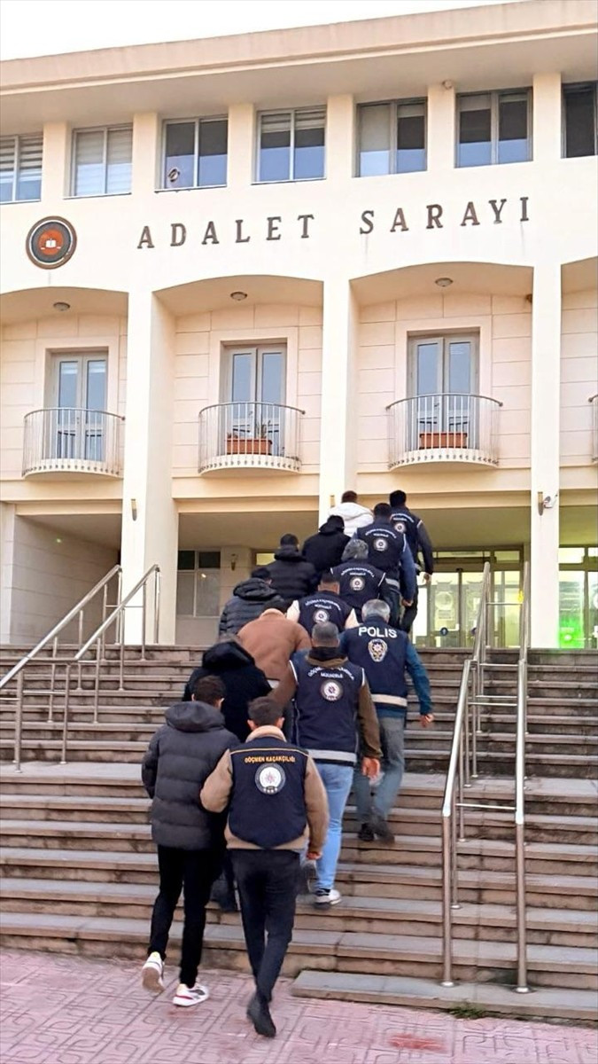 Muğla'nın Bodrum ilçesinde, göçmen kaçakçılığı operasyonunda gözaltına alınan 7 şüpheliden 3'ü...