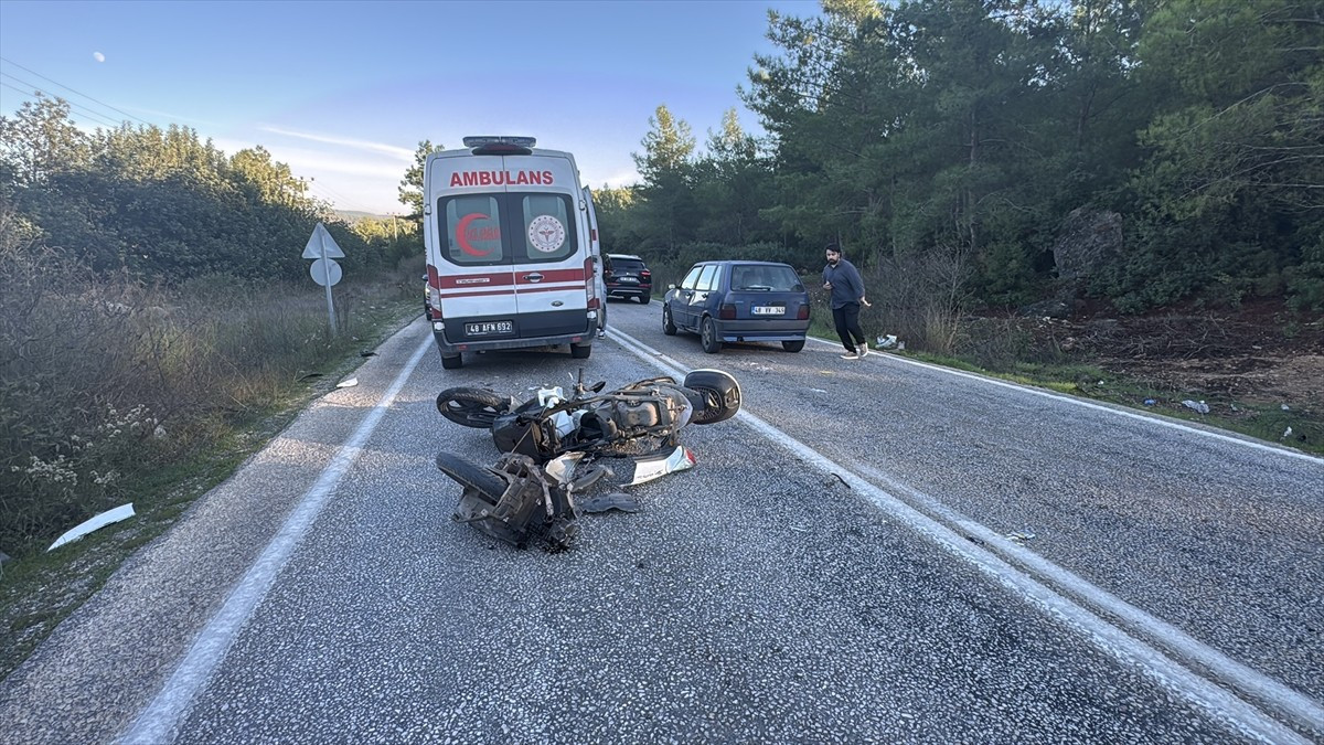 Muğla'nın Bodrum ilçesinde iki motosikletin çarpıştığı trafik kazasında motosiklet sürücüleri...