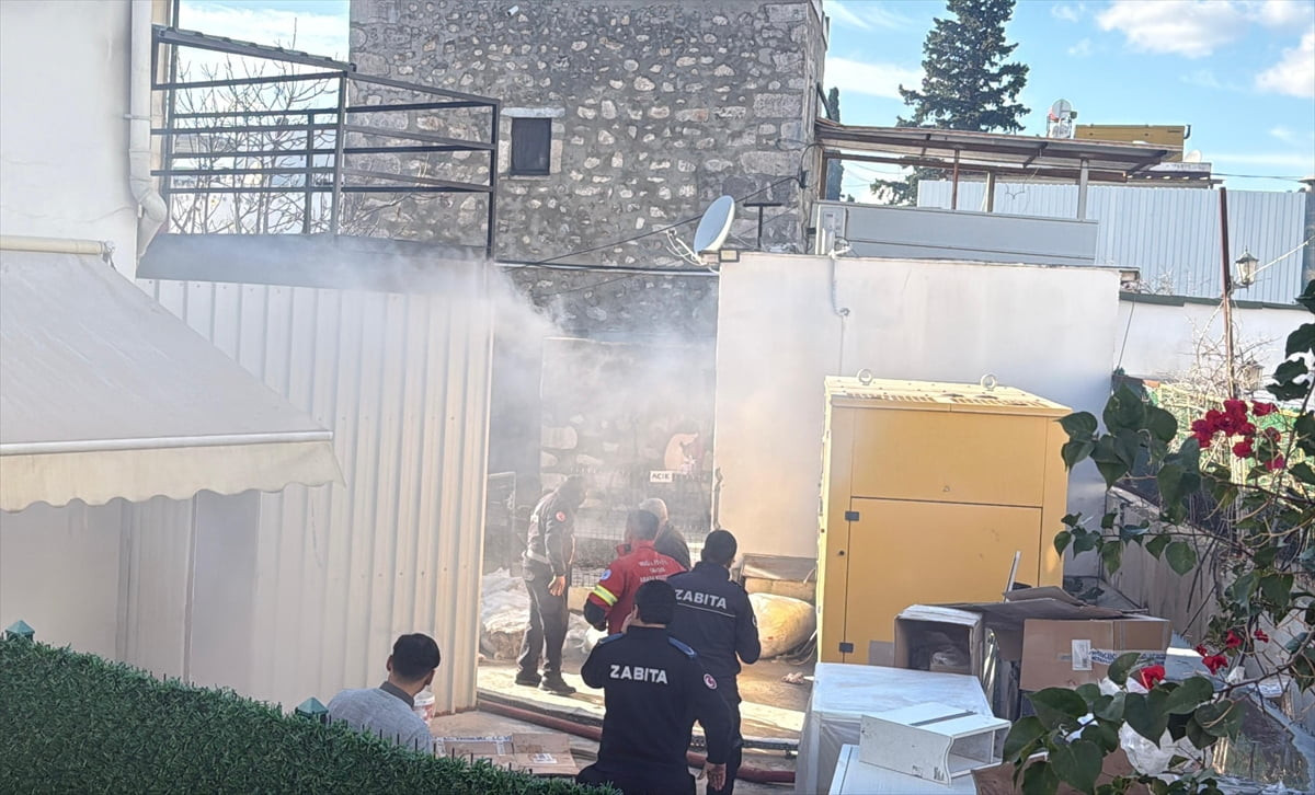 Muğla'nın Bodrum ilçesinde iş yerinin geri dönüşüm deposunda çıkan yangın söndürüldü.