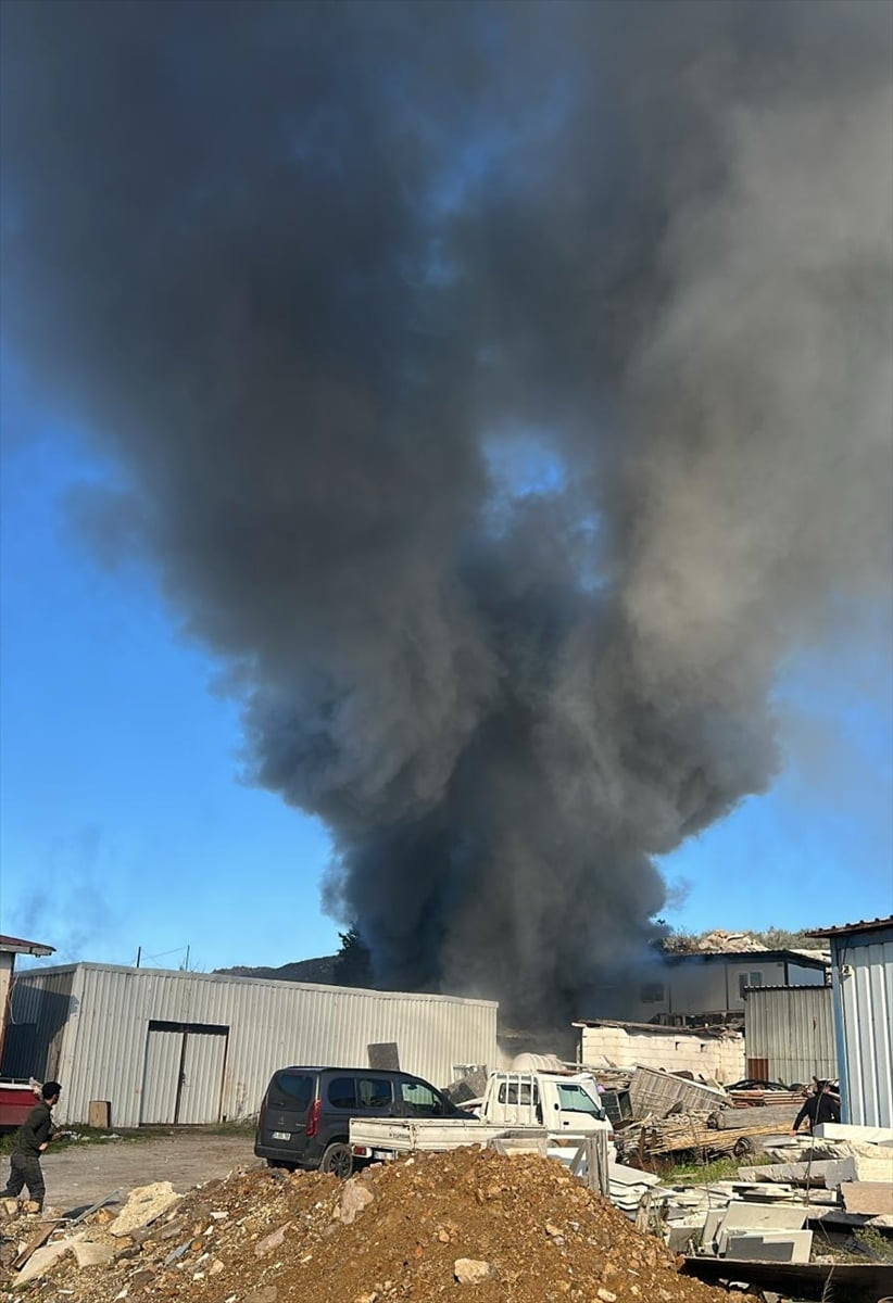 Muğla'nın Bodrum ilçesinde işçilerin kaldığı konteyner evde çıkan yangın ekiplerce...