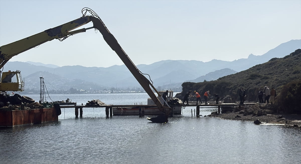 Muğla'nın Bodrum ilçesinde izinsiz inşa edilen kaçak iskeleler yıkılırken, doğal dokuyu bozduğu...