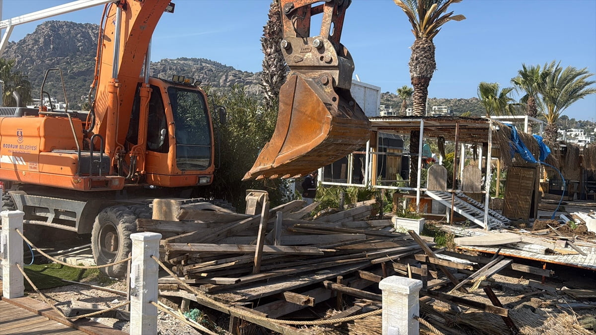 Muğla'nın Bodrum ilçesinde kaçak iskelelerin yıkımı için çalışma başlatıldı. Kaymakamlık...