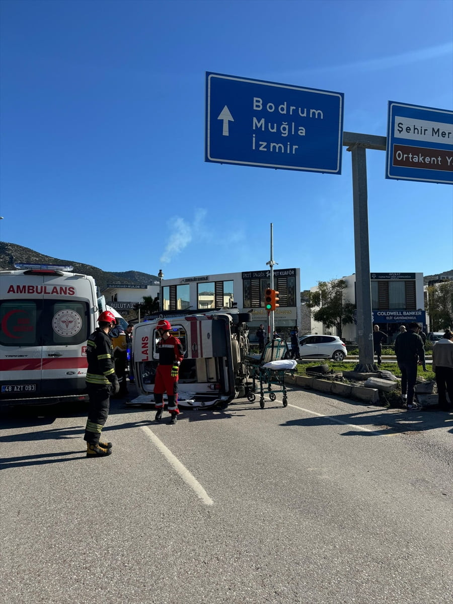 Muğla'nın Bodrum ilçesinde, kontrolden çıkan ambulansın devrilmesi sonucu hasta ve sağlık...