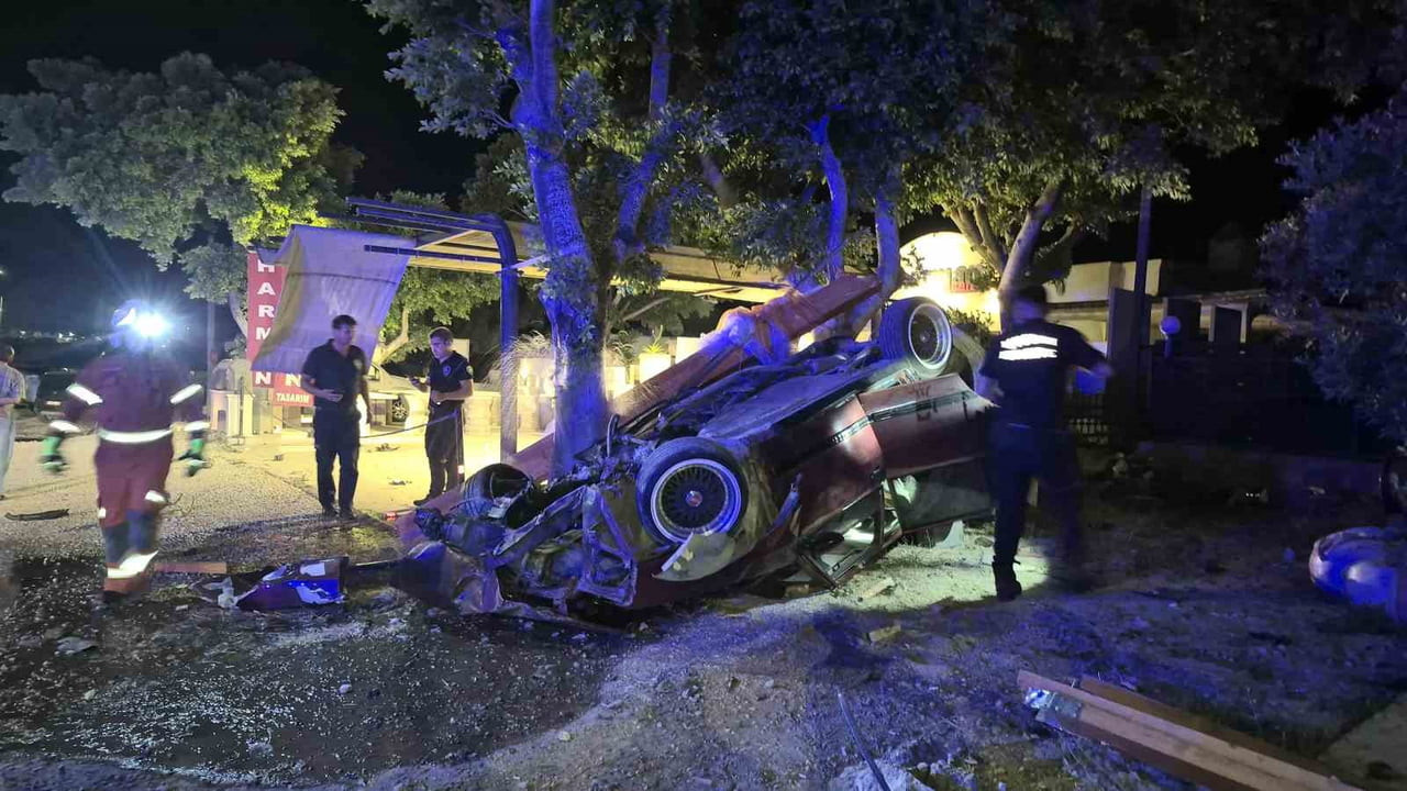 MUĞLA'NIN BODRUM İLÇESİNDE KONTROLDEN ÇIKAN OTOMOBİL DÜĞÜN SALONU TABELASINI YIKIP AĞACA ÇARPTI....