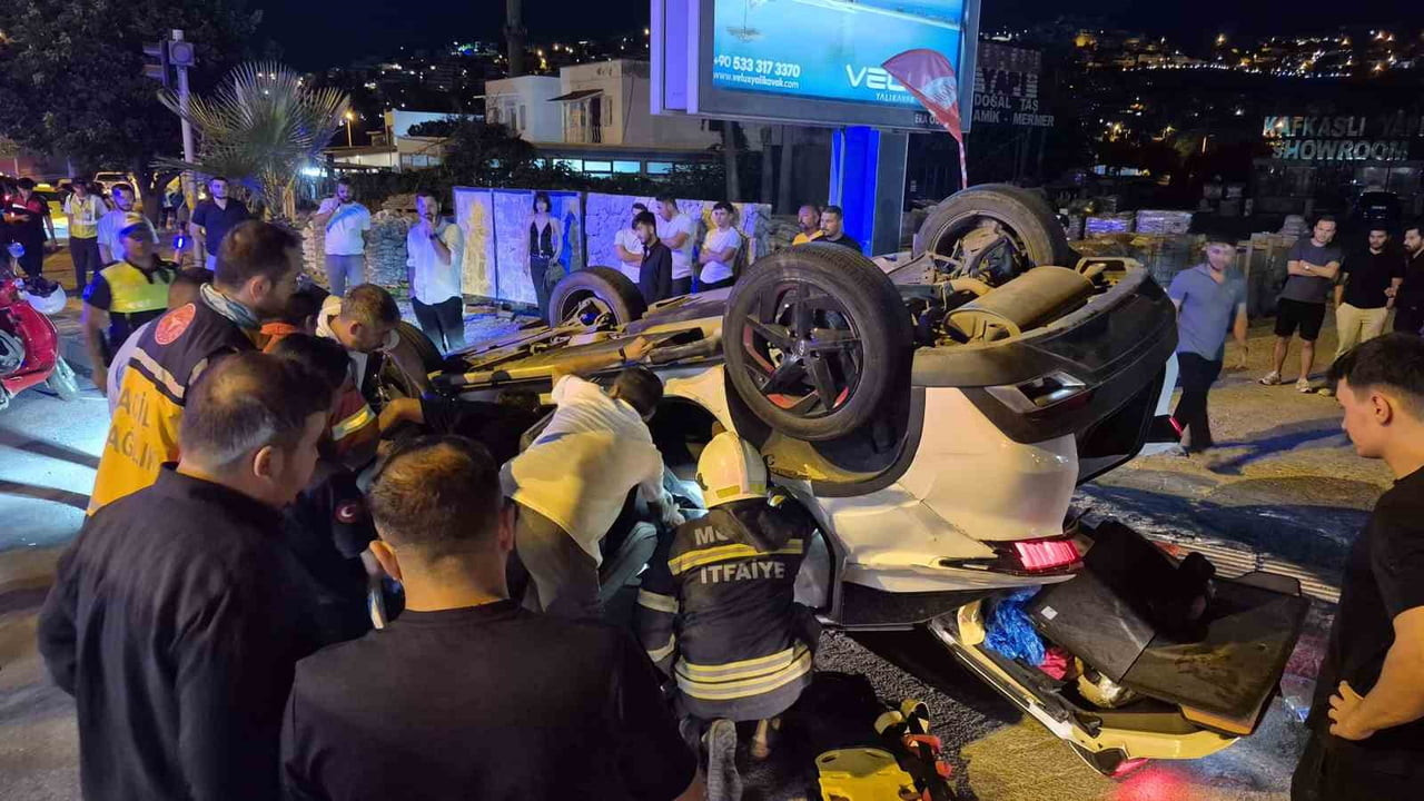 MUĞLA'NIN BODRUM İLÇESİNDE MEYDANA GELEN TRAFİK KAZASINDA DEVRİLEN ARAÇTAKİ 1 KİŞİ...