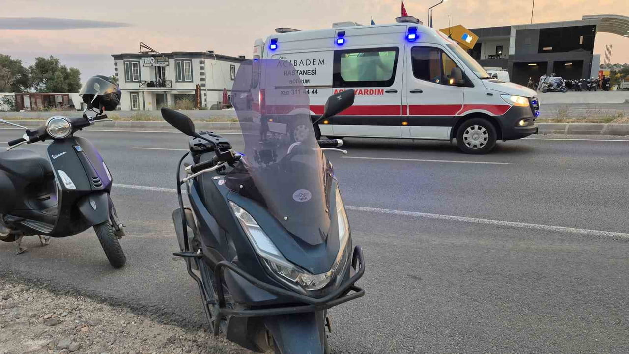 MUĞLA'NIN BODRUM İLÇESİNDE MOTOSİKLETİN OTOMOBİLE ÇARPTIĞI KAZADA 2 KİŞİ YARALANDI.