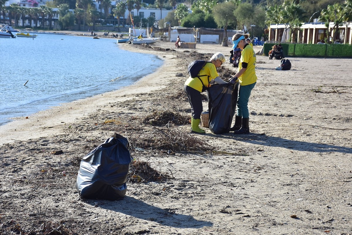 Muğla'nın Bodrum ilçesinde sağanağın ardından derelerle denize ulaşan atıklar, gönüllüler...