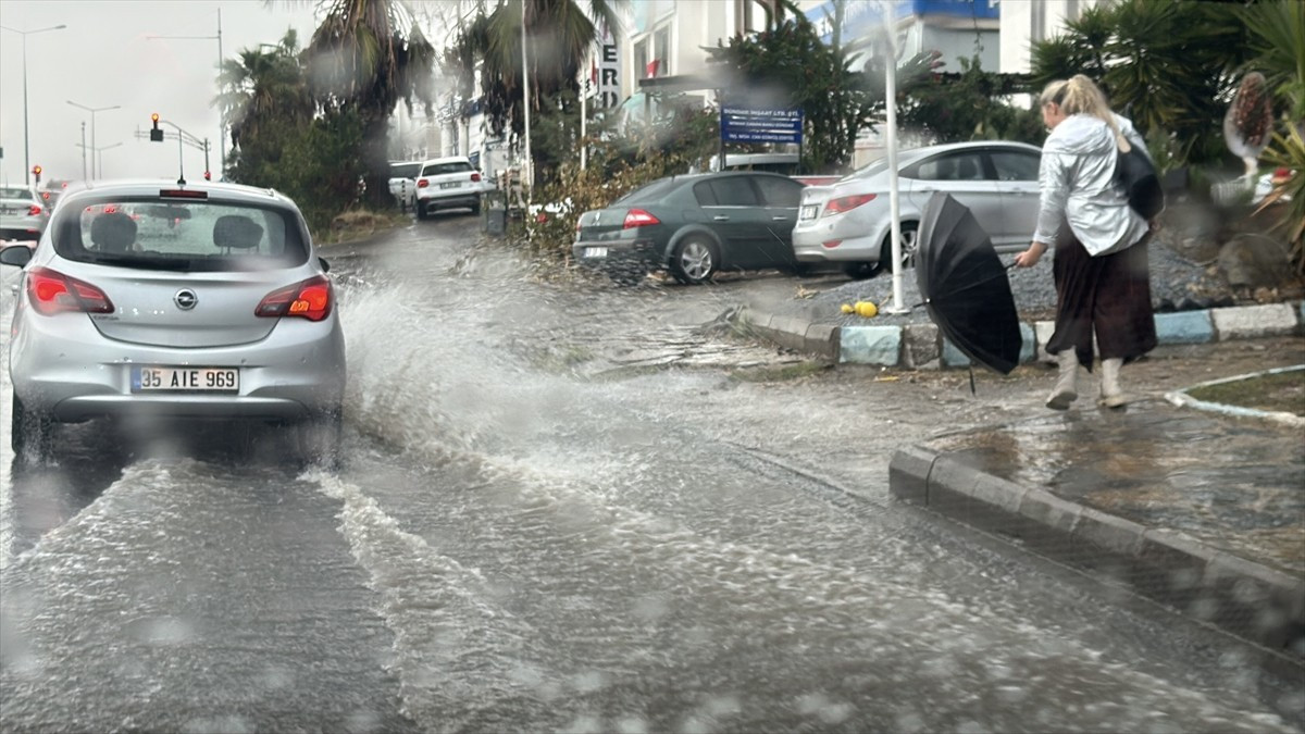 Muğla'nın Bodrum ilçesinde sağanak etkili oldu. İlçede akşam saatlerinde başlayan sağanak...