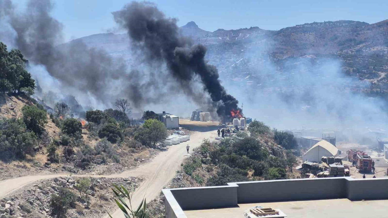 MUĞLA'NIN BODRUM İLÇESİNDE ŞANTİYEDE KONTEYNERDE ÇIKAN YANGIN MAKİLİK ALANA SIÇRADI. YANGIN...