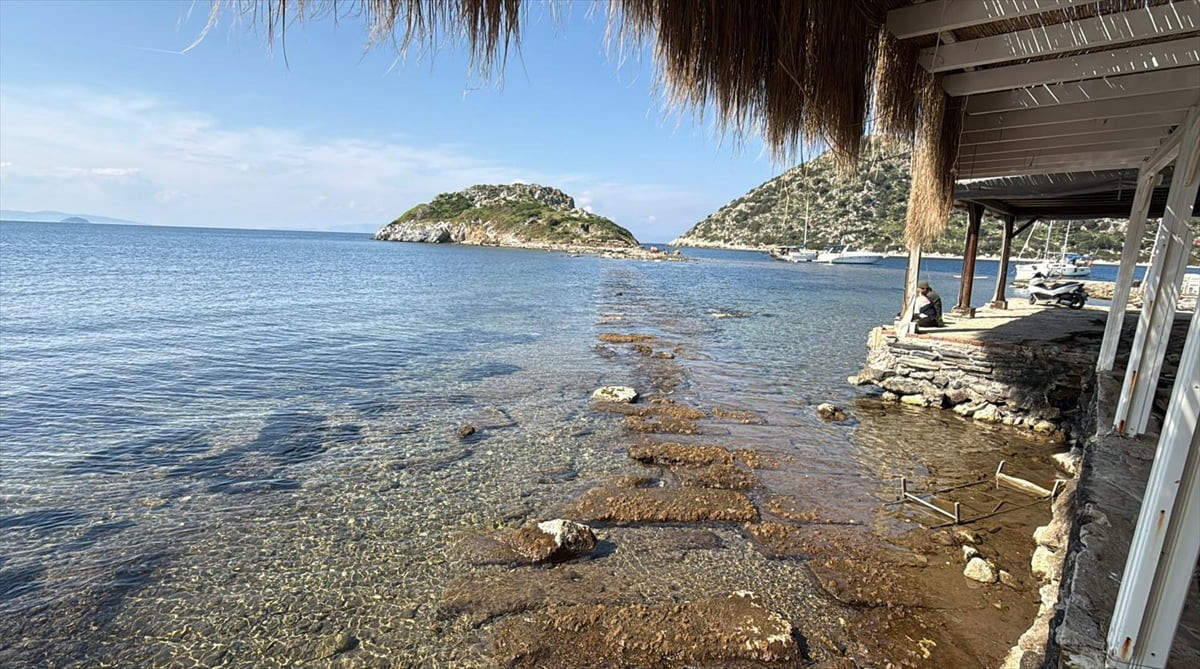 Muğla'nın Bodrum ilçesinde, Tavşan Adası'na uzanan tarihi sur kalıntıları denizin çekilmesiyle...