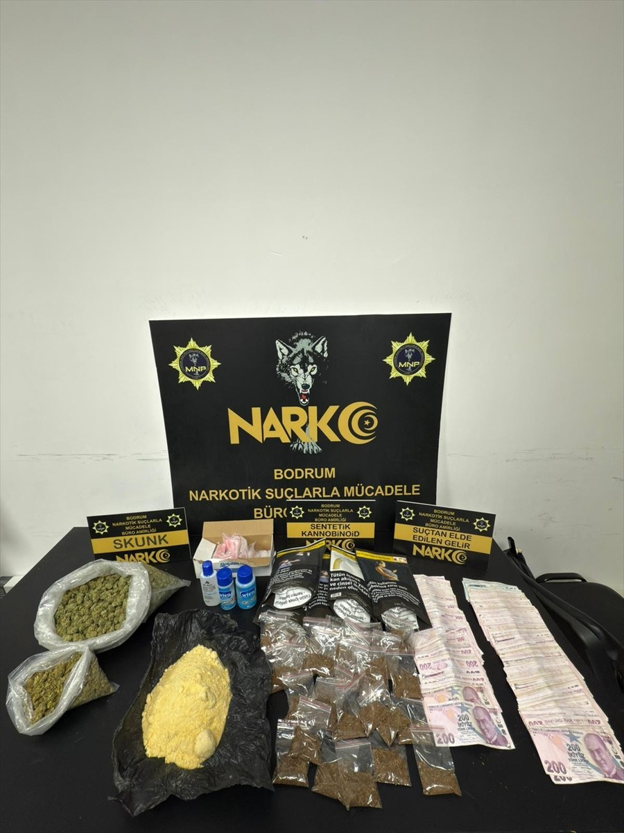 Muğla'nın Bodrum ilçesinde uyuşturucu operasyonunda gözaltına alınan 2 şüpheli tutuklandı....