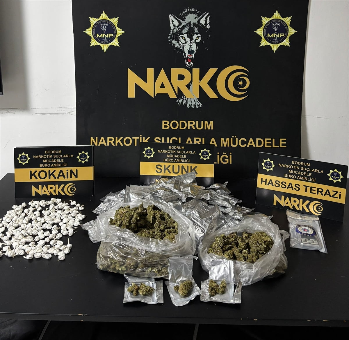 Muğla'nın Bodrum ilçesinde uyuşturucu ticareti yapan 3 şüpheli tutuklandı. Operasyonda bir miktar...