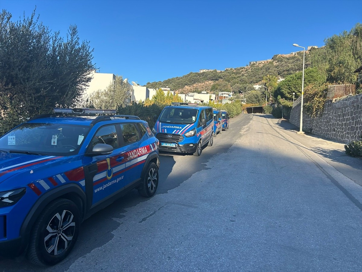 Muğla'nın Bodrum ilçesinde yasa dışı yollarla yurt dışına kaçma hazırlığında olduğu belirlenen 82...