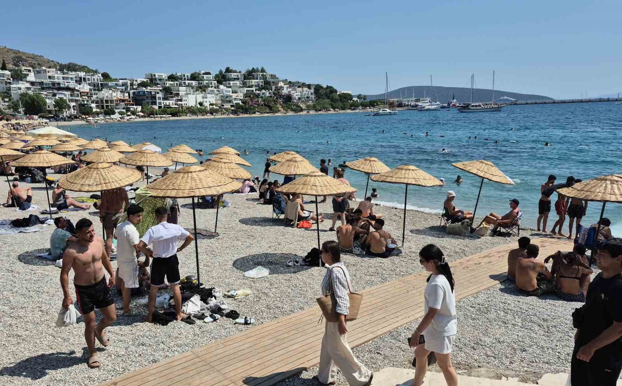 MUĞLA'NIN BODRUM İLÇESİNDE YAZ SICAKLARI BUGÜNDEN İTİBAREN BAŞLARKEN, SICAĞIN ETKİSİYLE SAHİLLER...