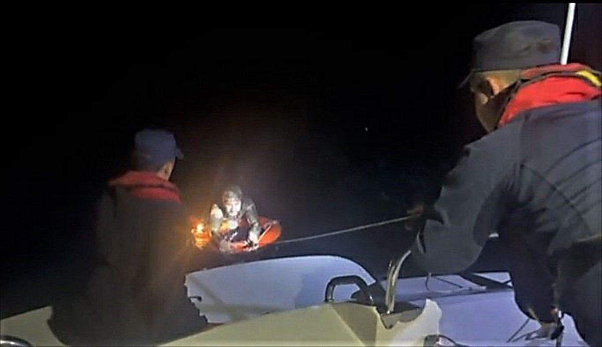 Muğla'nın Bodrum ilçesinde yüzerek yurt dışına geçmeye çalışan düzensiz göçmen...
