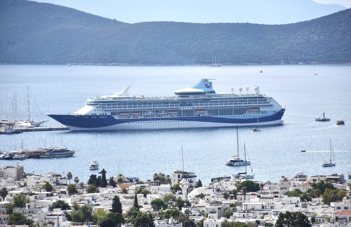 Muğla'nın Bodrum ilçesine "Marella Discovery 2" isimli kruvaziyer, 1722 turist getirdi. 