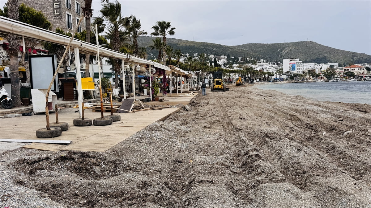 Muğla'nın Bodrum ilçesinin Kumbahçe sahilinde kanuna aykırı olduğu belirlenen yapıların tahliye ve...