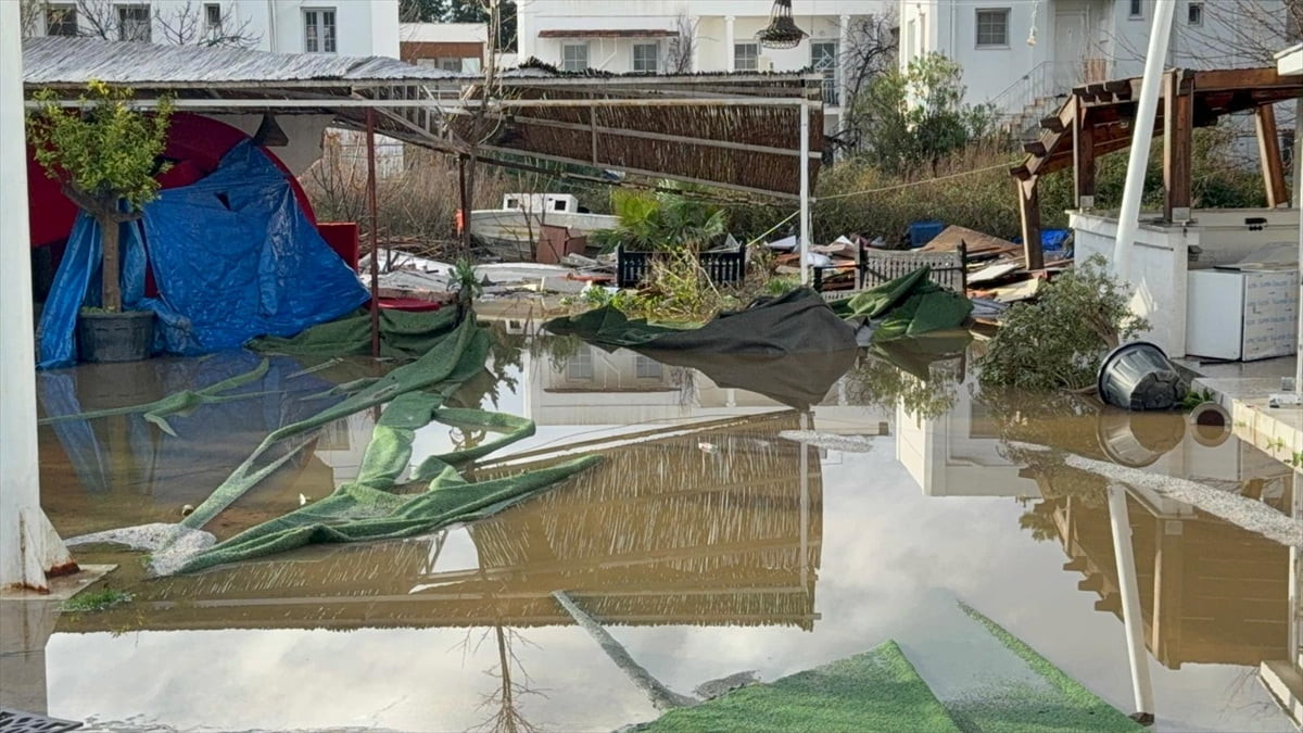 Muğla'nın Bodrum ve Marmaris ilçelerinde gece etkili olan sağanağın ardından ilçelerde temizlik...