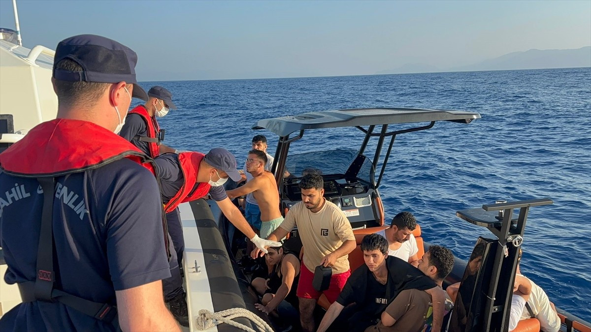 Muğla'nın Dalaman ilçesi açıklarında 17 düzensiz göçmen kurtarıldı.