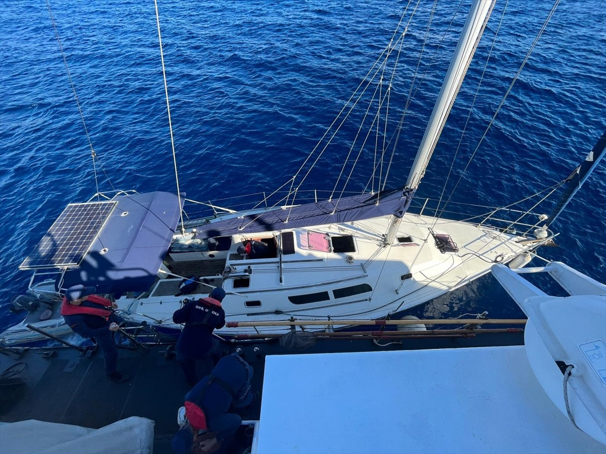 Muğla'nın Datça ilçesi açıklarında yelkenli teknede 22 düzensiz göçmen yakalandı.