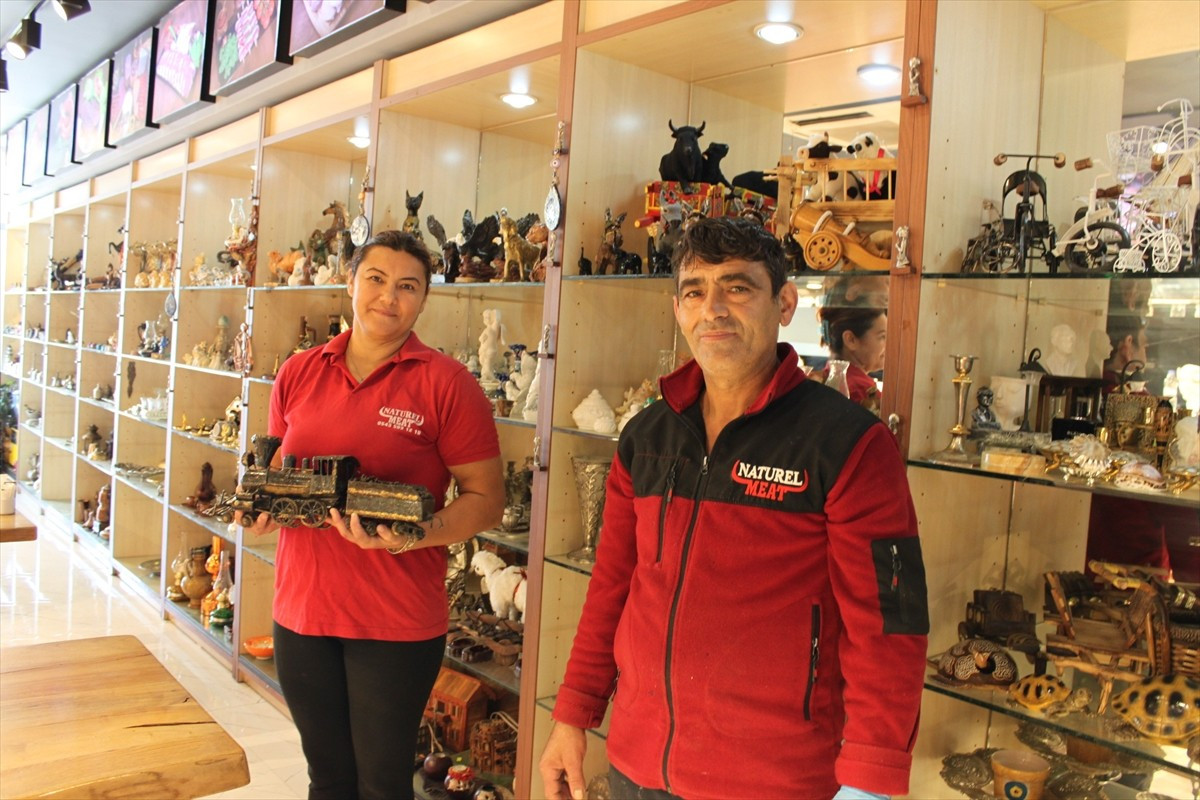 Muğla'nın Datça ilçesinde antika ürünlere ilgi duyan esnaf, merakla oluşturduğu koleksiyonunu...