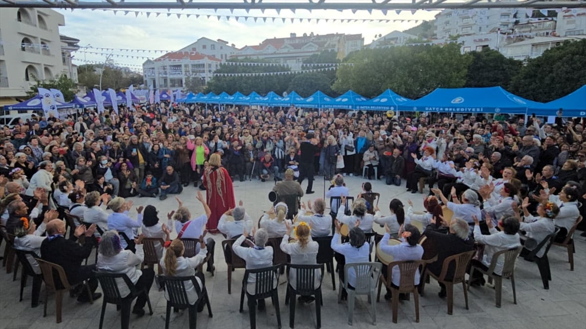 Muğla'nın Datça ilçesinde bu yıl 7'ncisi düzenlenen Badem Çiçeği Festivali başladı.