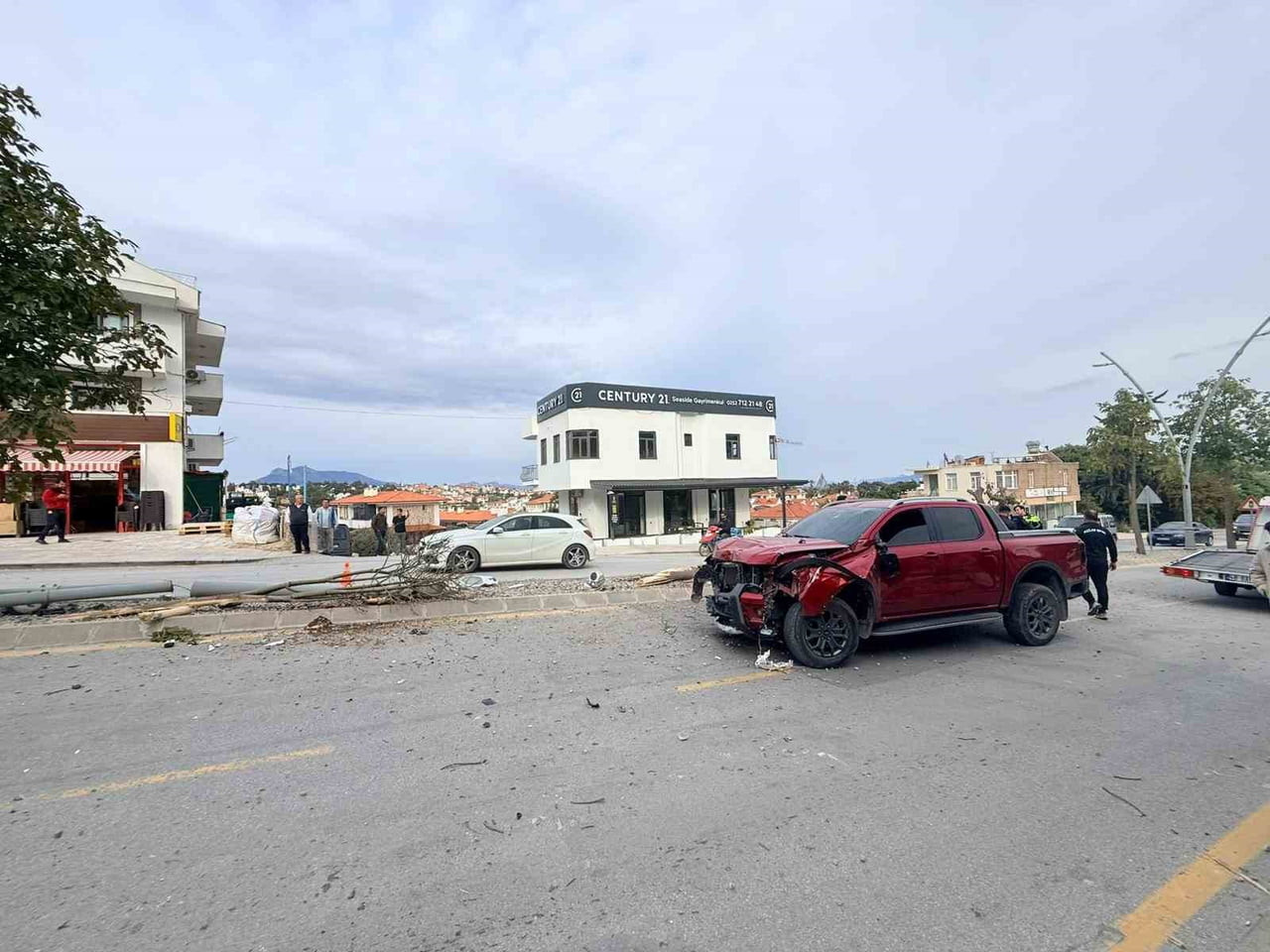 MUĞLA'NIN DATÇA İLÇESİNDE KONTROLDEN ÇIKAN BİR OTOMOBİL, 2 AĞACI VE 1 ELEKTRİK DİREĞİNİ YERİNDEN...