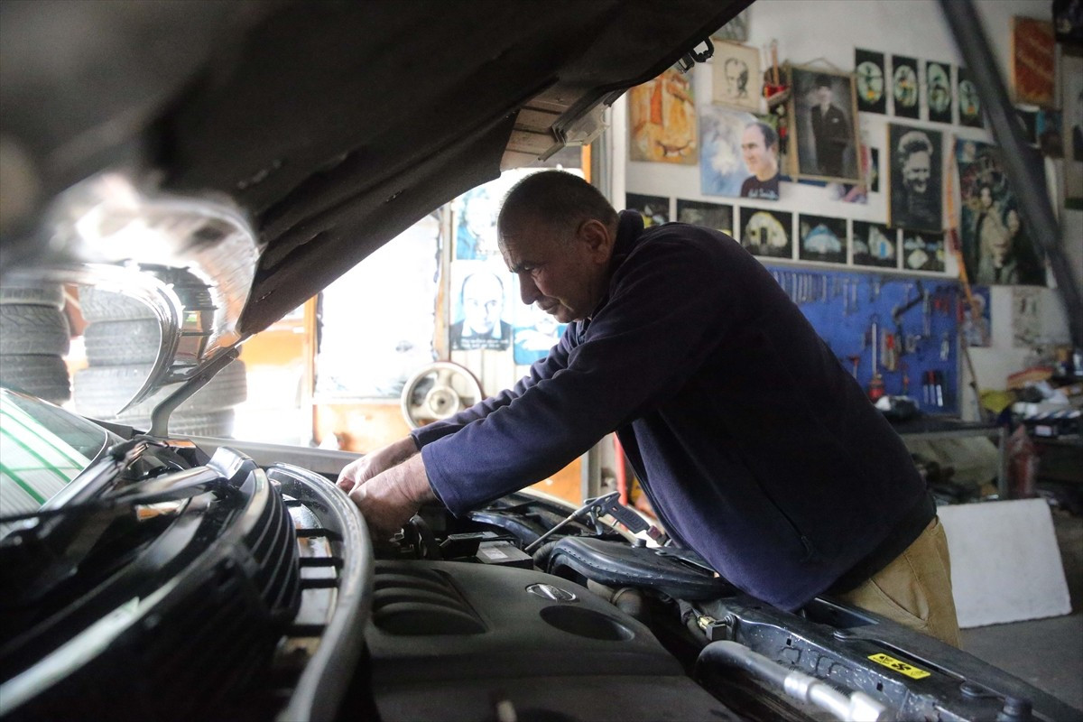 Muğla'nın Datça ilçesinde oto tamirciliği yapan ve üç şiir kitabı bulunan İsa İnan, kitaplıkla...