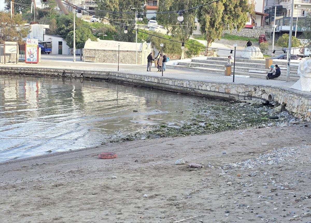 Muğla'nın Datça ilçesindeki Kumluk Plajı'nda deniz suyu kıyıdan yaklaşık 5 metre...