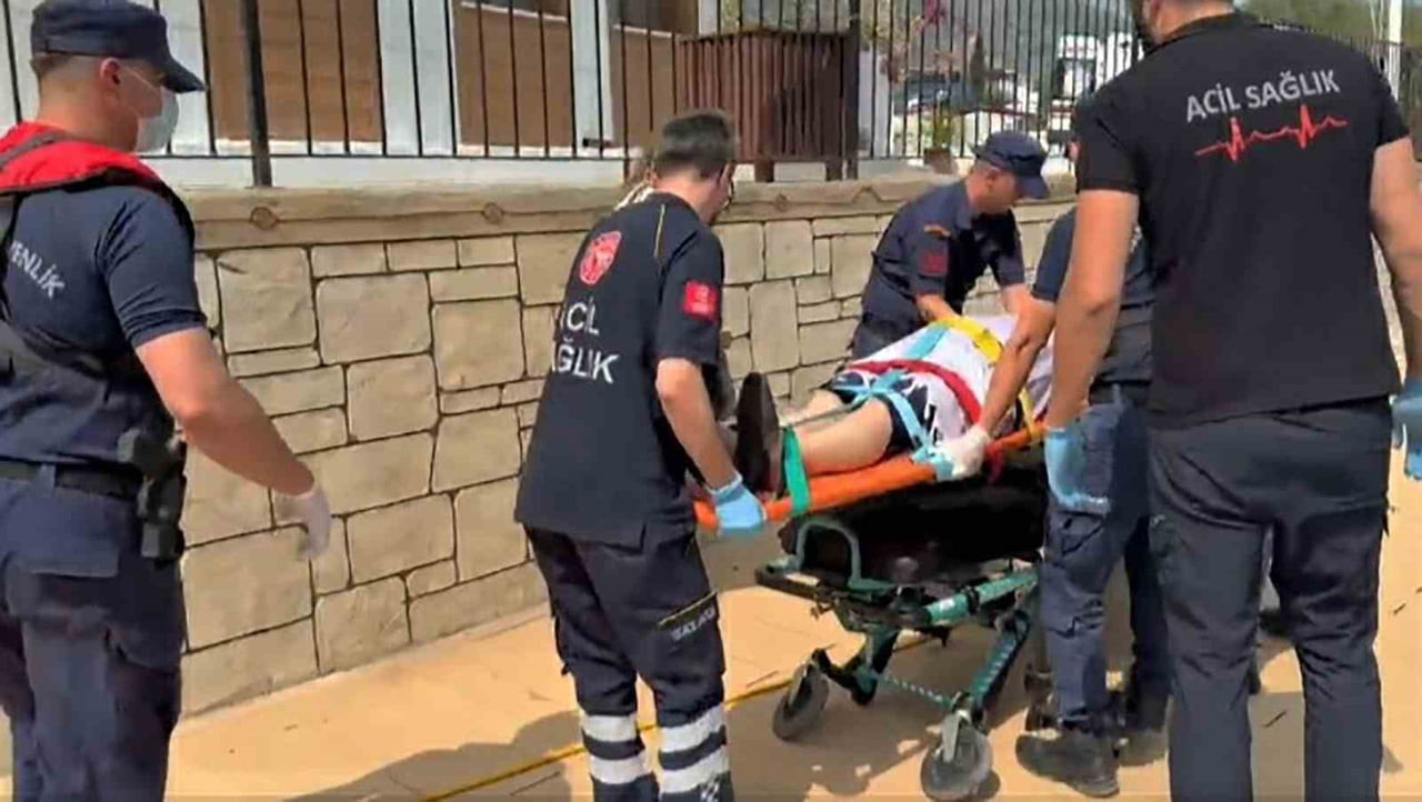 MUĞLA'NIN FETHİYE İLÇESİ AÇIKLARINDA SEYREDEN GEZİ TEKNESİNDE YARALANAN VATANDAŞ SAHİL GÜVENLİK...