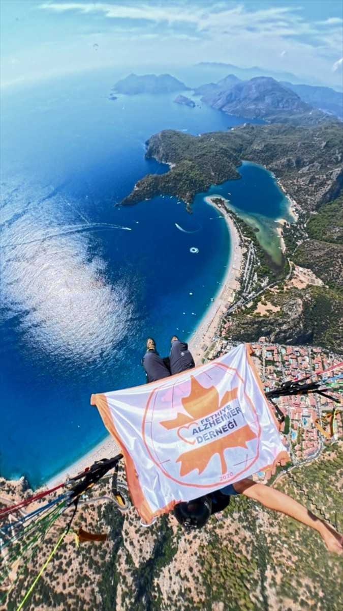 Muğla'nın Fethiye ilçesinde Alzheimer hastalığıyla ilgili farkındalık oluşturmak amacıyla yamaç...