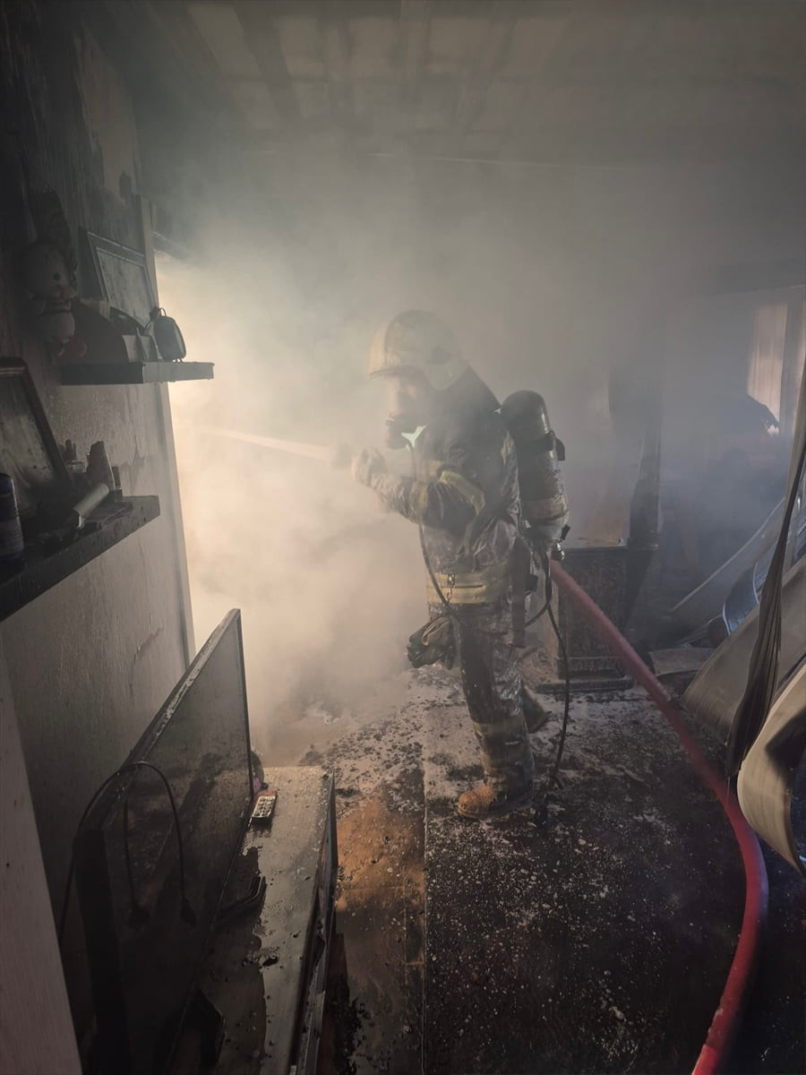 Muğla'nın Fethiye ilçesinde bir ev yandı. İhbar üzerine bölgeye itfaiye ve polis ekipleri sevk...