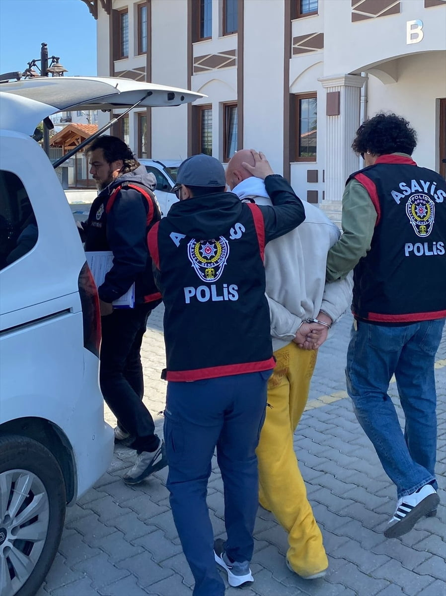 Muğla'nın Fethiye ilçesinde bir kadını darbettiği iddia edilen Alman uyruklu şüpheli gözaltına...