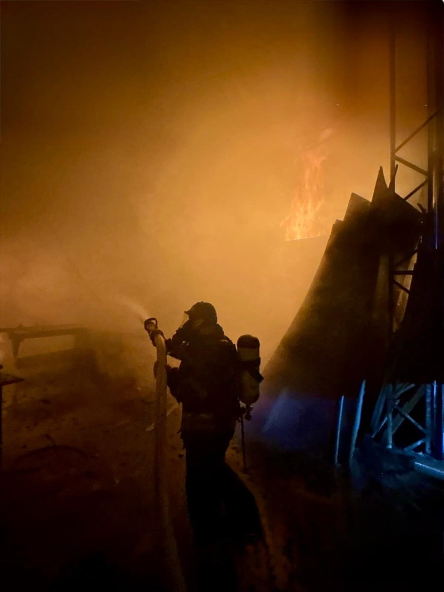 Muğla'nın Fethiye ilçesinde çıkan yangında bir marangoz atölyesi ile depo kullanılamaz hale...