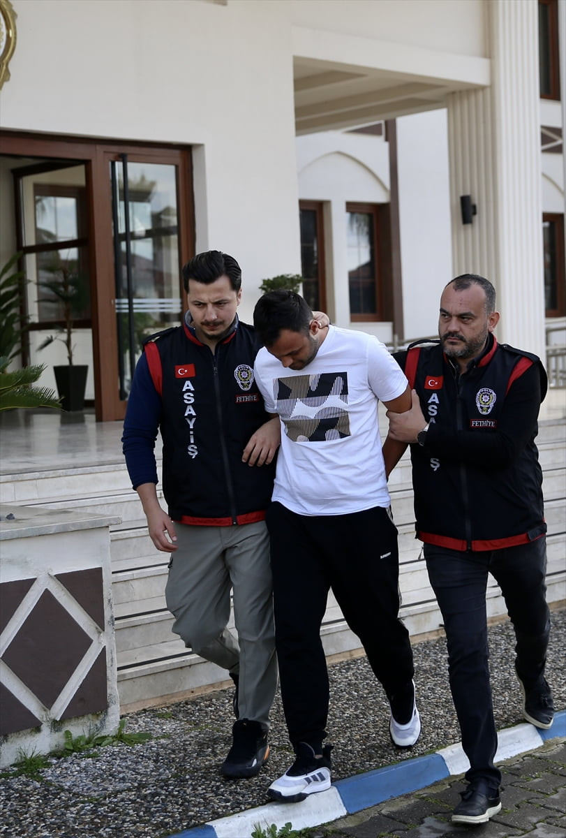 Muğla'nın Fethiye ilçesinde düzenlenen operasyonda, farklı suçlardan aranan 3 kişi...