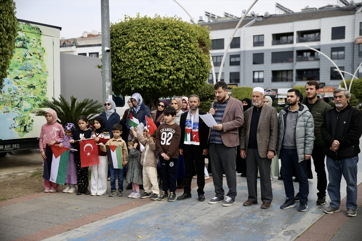 Muğla'nın Fethiye ilçesinde, Filistin ve İran'da ölen çocuklar için protesto gösterisi düzenlendi....