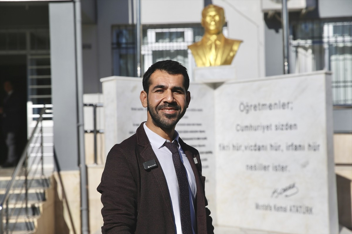 Muğla'nın Fethiye ilçesinde gıda yüksek mühendisi Cihan Altınkaynak, ilkokul öğrencilerine ud ile...