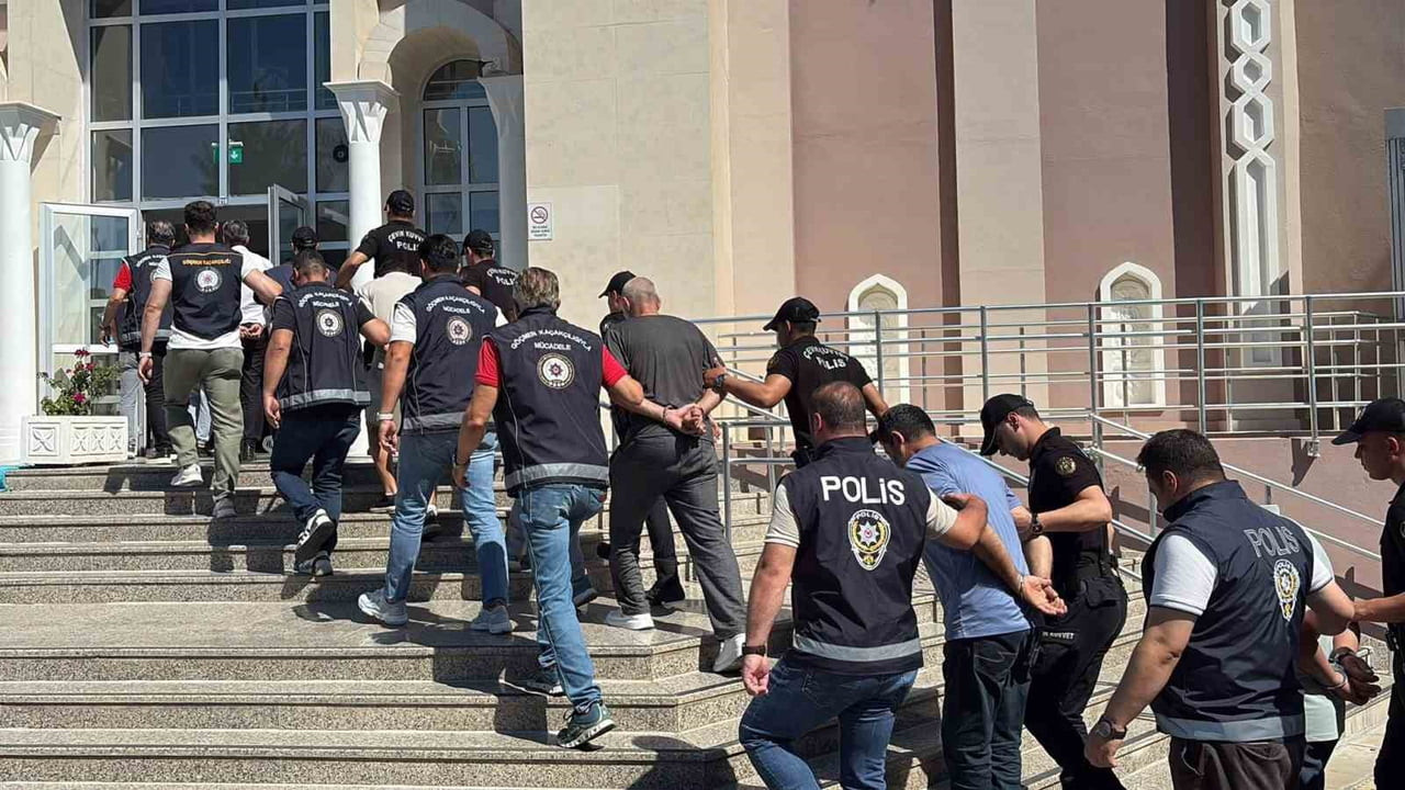 MUĞLA'NIN FETHİYE İLÇESİNDE GÖÇMEN KAÇAKÇILIĞINA YÖNELİK YÜRÜTÜLEN SORUŞTURMA KAPSAMINDA GÖZALTINA...