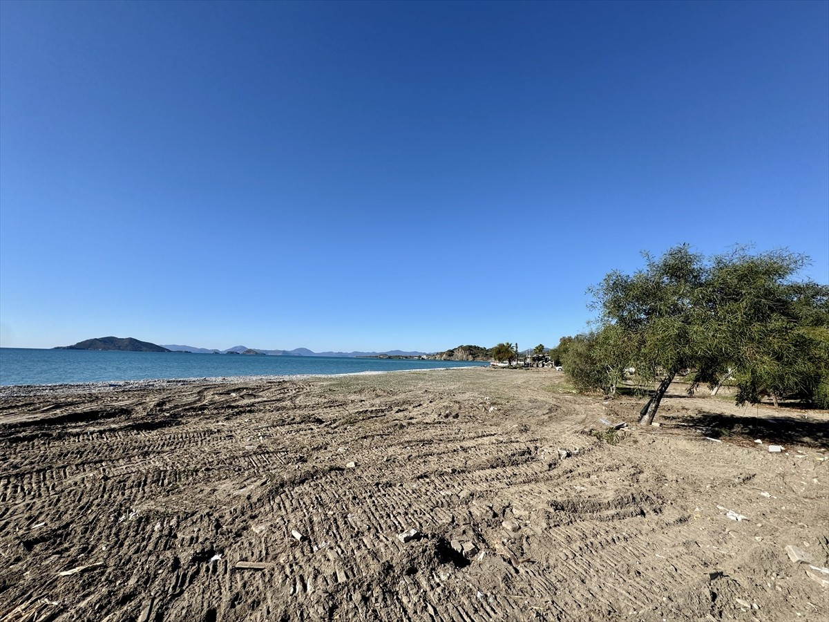 Muğla'nın Fethiye ilçesinde imara aykırı olduğu belirlenen yapıların yıkımı devam ediyor.